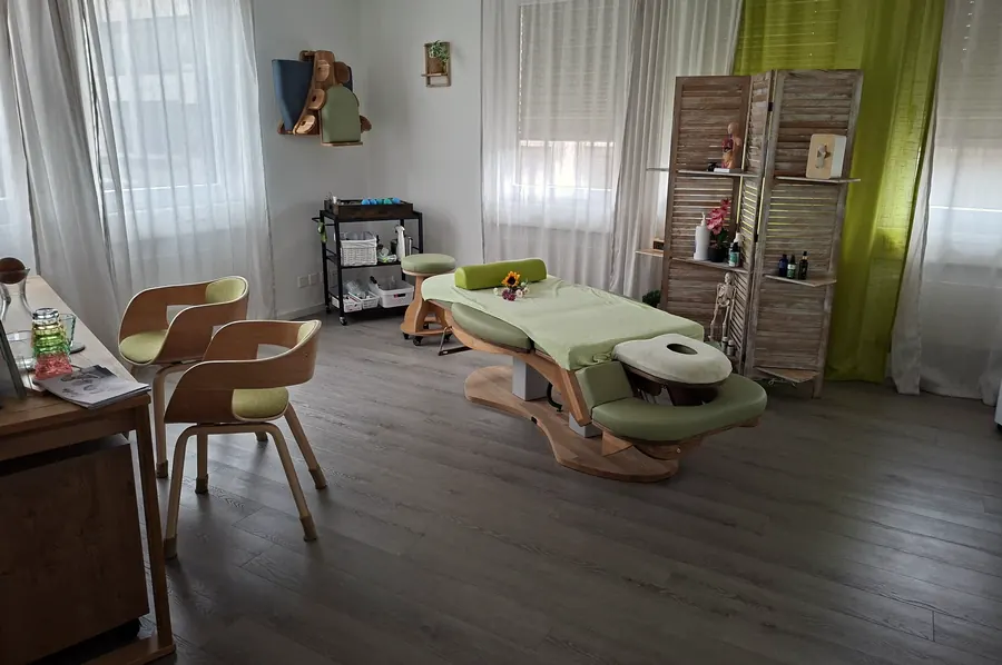 Heller Behandlungsraum der Praxis Ruhe in dir in Lachen mit Massageliege und Sitzecke